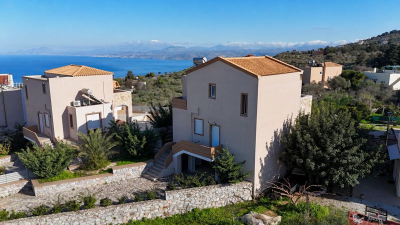 3-bedroom house with sea views and pool in Kefalas