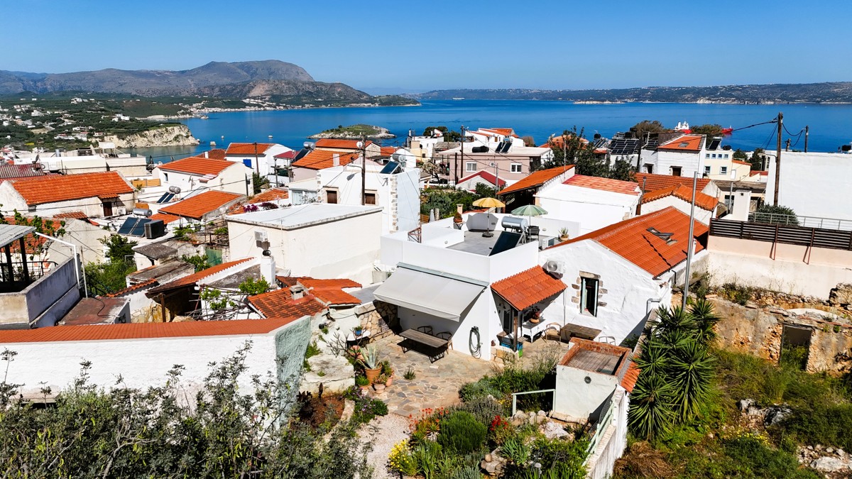 Villa in Plaka - view 1