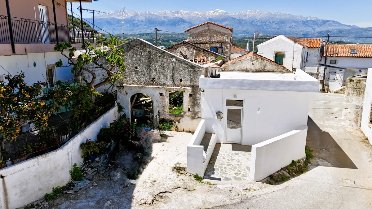 Villa in Plaka - Image 2