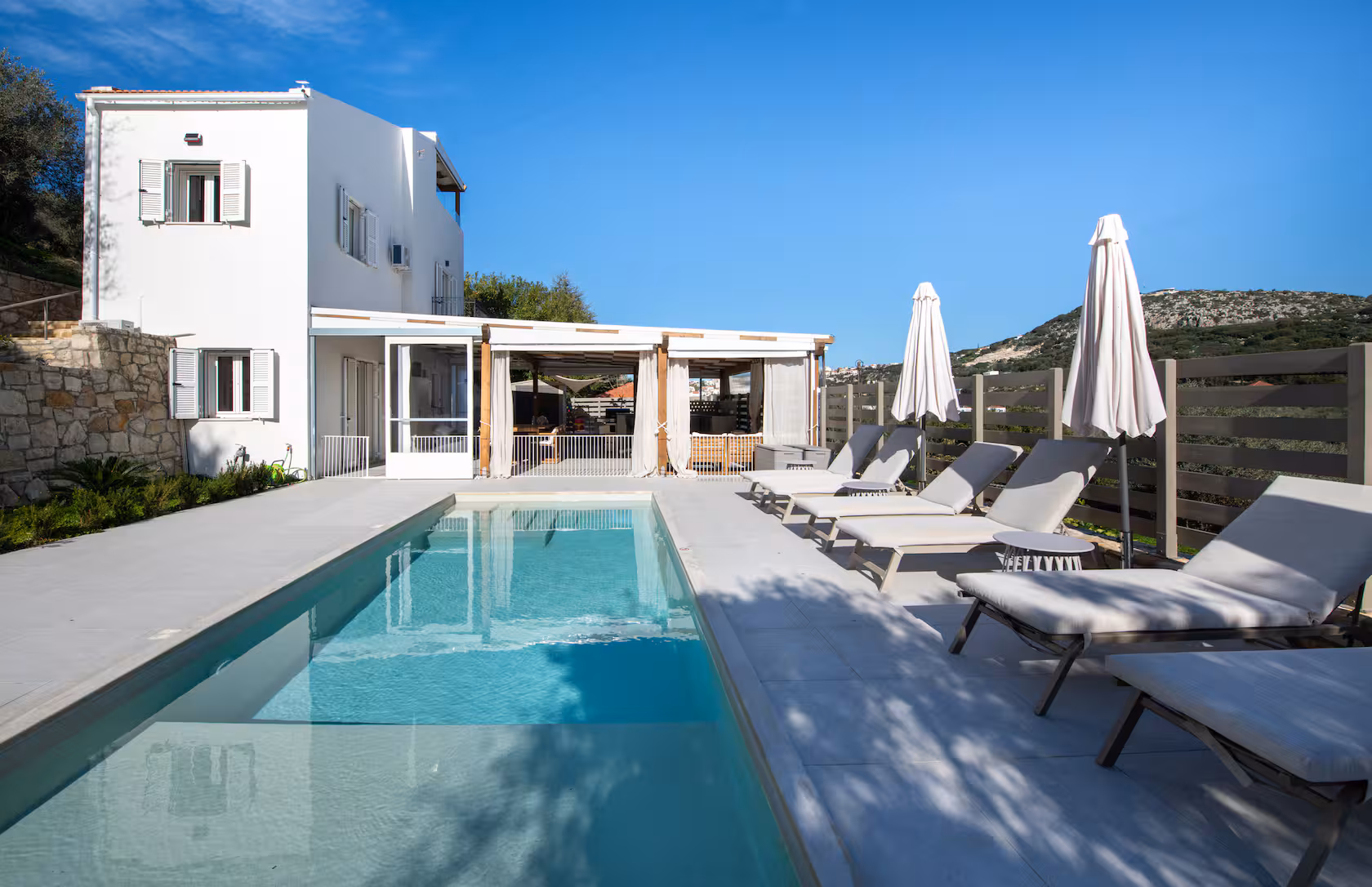 Modern villa with heated pool – walking distance to the beach